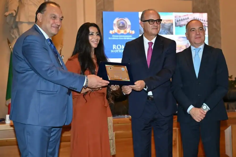 La créatrice de mode marocaine Halima Hadir remporte le Prix d'excellence euro-méditerranéen 2026 à Rome 1 La créatrice de mode marocaine Halima Hadir remporte le Prix d'excellence euro-méditerranéen 2026 à Rome
