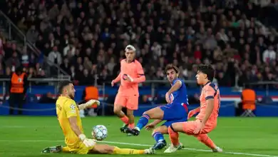 لاعبو باريس سان جرمان يحتفلون بهدف أمام برشلونة في دوري أبطال أوروبا بملعب بارك دي برانس