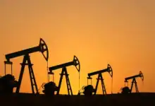 برنت يهبط 0.7 في المائة إلى 103.53 دولار مع تراجع مخاوف الإمدادات