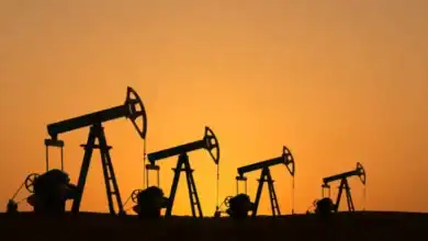 برنت يهبط 0.7 في المائة إلى 103.53 دولار مع تراجع مخاوف الإمدادات