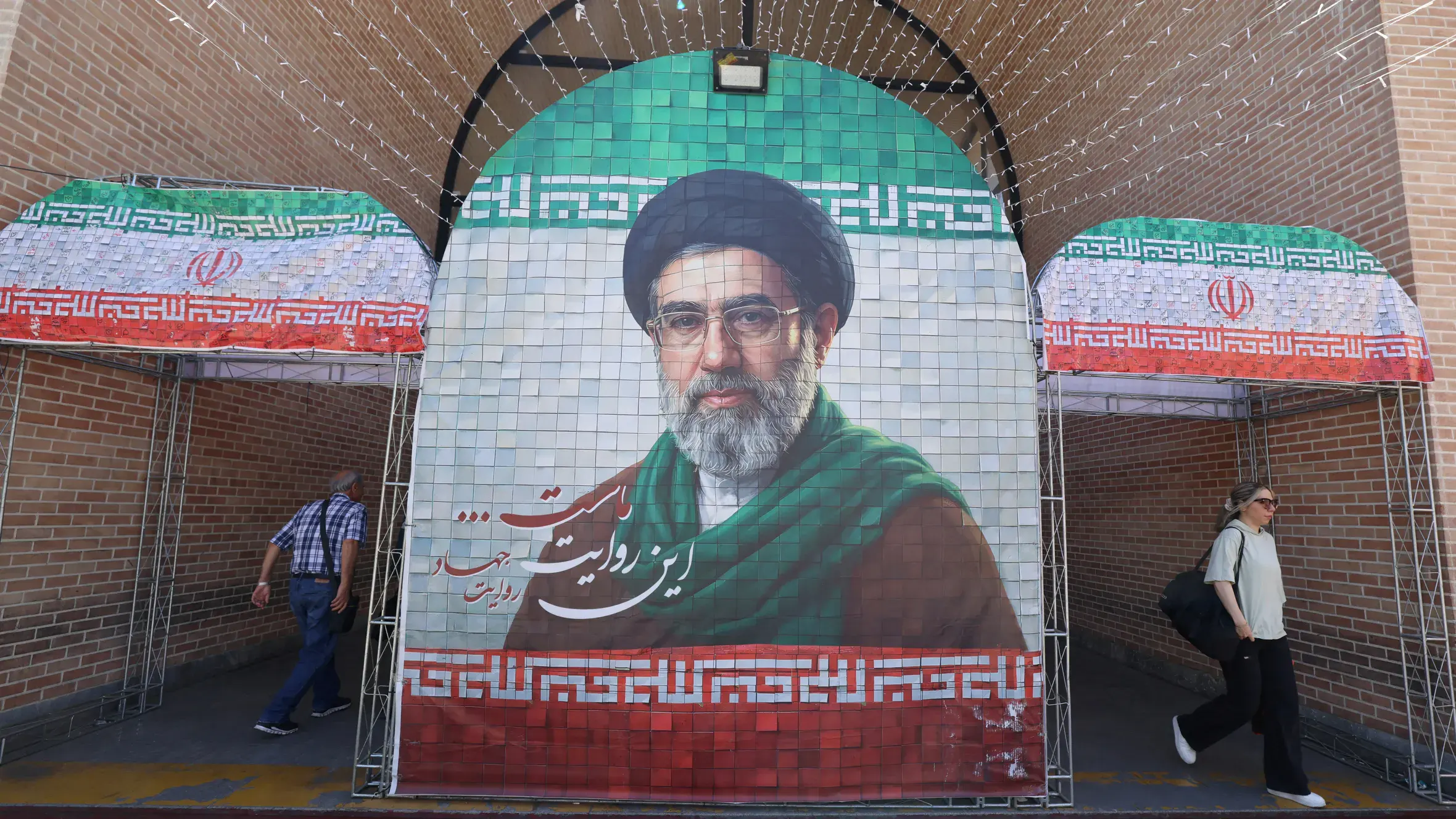 L'Iran refuse de retirer son uranium enrichi et pose comme condition à la reprise des négociations que les États-Unis prennent des mesures concrètes 1 Mohsen Rezaï, secrétaire du Conseil suprême de sécurité nationale iranien, lors de la réception du chef de l'armée