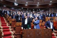 Fatma Al-Zahra Al-Mansouri lors de la présentation du programme gouvernemental devant les deux chambres du Parlement