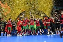 لاعبو المنتخب المغربي لكرة القدم داخل القاعة يحتفلون بلقب كأس أفريقيا في الرباط