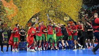 لاعبو المنتخب المغربي لكرة القدم داخل القاعة يحتفلون بلقب كأس أفريقيا في الرباط