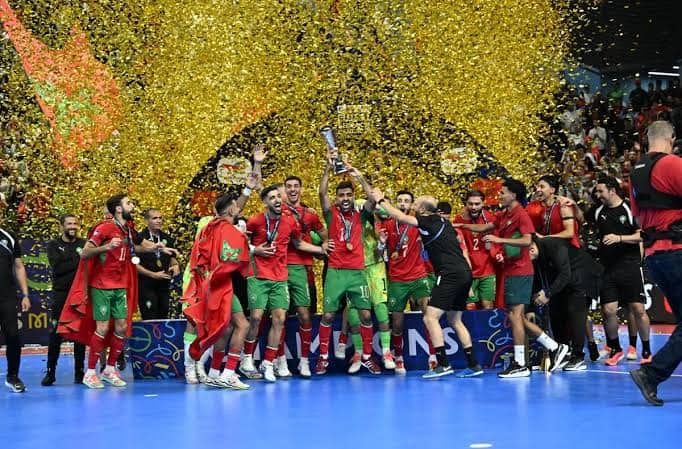 لاعبو المنتخب المغربي لكرة القدم داخل القاعة يحتفلون بلقب كأس أفريقيا في الرباط