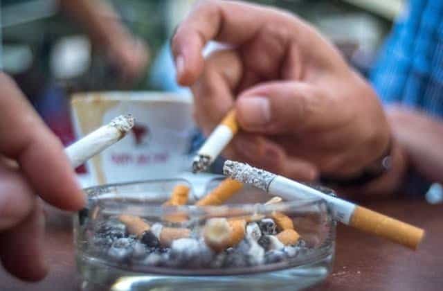 علب سجائر معروضة في متجر بالمغرب على خلفية مراجعة الضريبة على التبغ