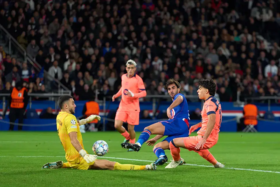 Saint-Germain s'impose 4-2 face à Barcelone et consolide sa place de leader en Ligue des champions 1 Les joueurs du Paris Saint-Germain célèbrent un but marqué face à Barcelone en Ligue des champions au Parc des Princes