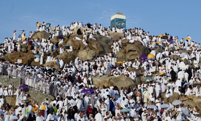 الحجاج يؤدون الركن الأعظم من الحج على صعيد عرفات وسط إجراءات وقائية مشددة 1 Паломники