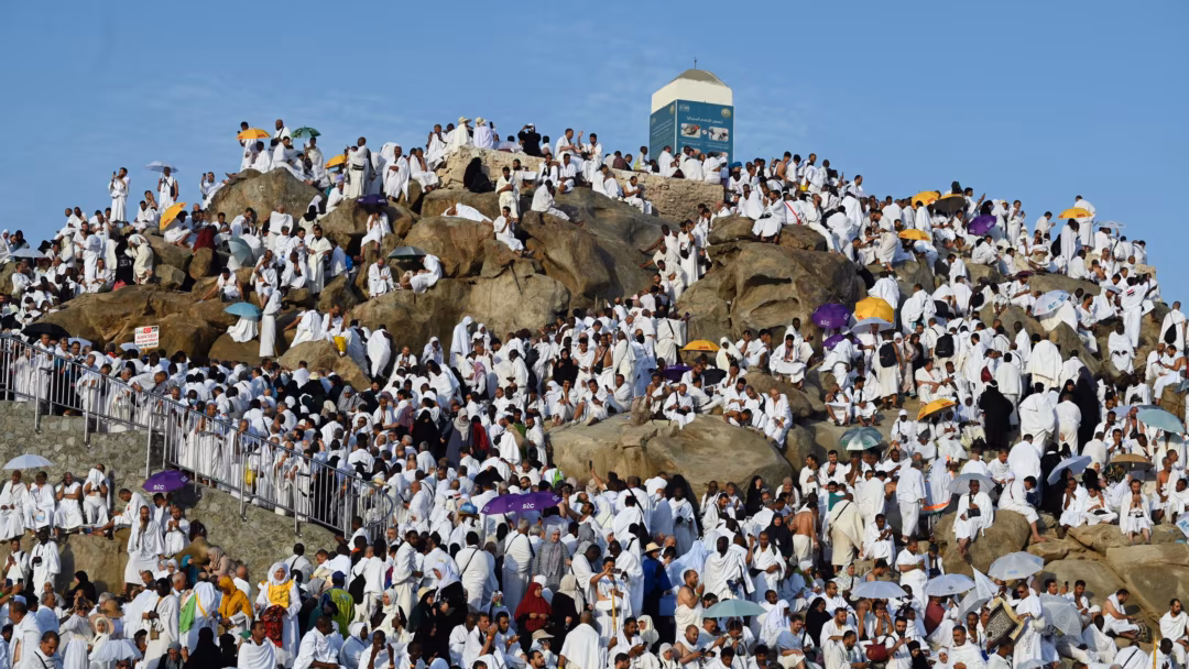 الحجاج يؤدون الركن الأعظم من الحج على صعيد عرفات وسط إجراءات وقائية مشددة 1 Паломники