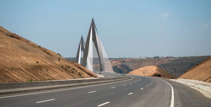 Le Maroc accélère l'expansion du réseau autoroutier grâce à un important programme d'infrastructures المغرب يسرع توسيع الطريق السريع