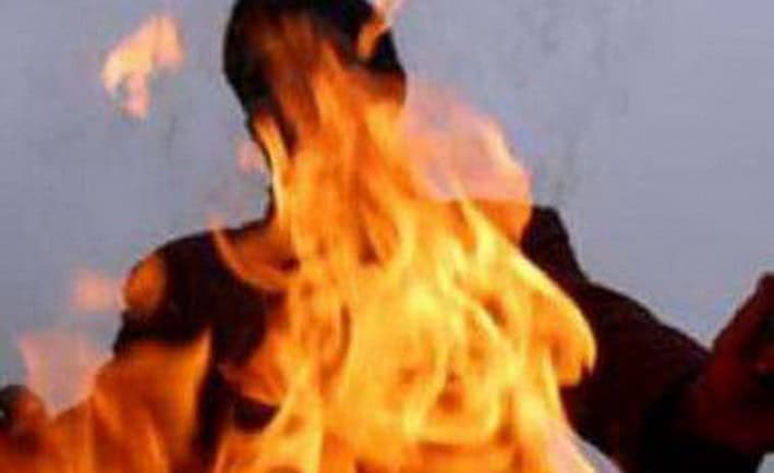 طنجة: رجل يموت بعد أن أقدم على إحراق نفسه في الشارع طنجة: رجل يموت بعد أن أقدم على إحراق نفسه في الشارع