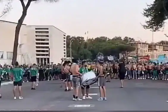 Les supporters de Raja Al-Beydaoui prennent d'assaut un centre sportif en Italie جماهير الرجاء البيضاوي تقتحم مركزًا رياضيًا في إيطاليا