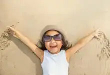 الشمس ومشاكل البصر: لماذا يُعد الأطفال المصابون بالحول وطول النظر أكثر حساسية صيفًا؟