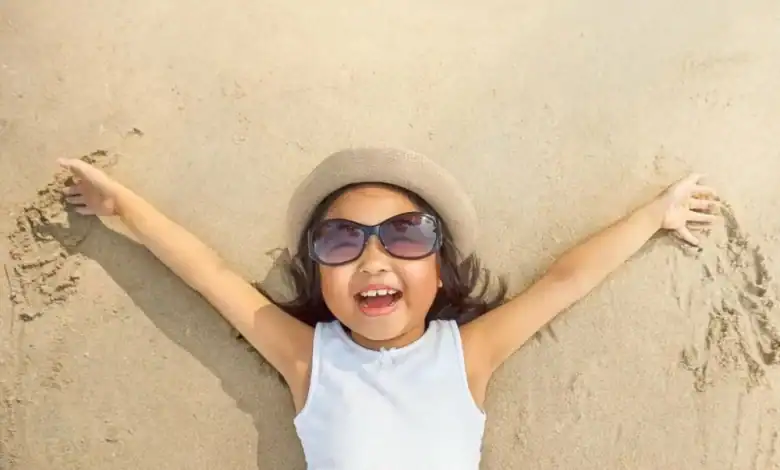 Soleil et problèmes de vue : Pourquoi les enfants atteints de strabisme et d'hypermétropie sont-ils plus sensibles en été ? الشمس ومشاكل البصر: لماذا يُعد الأطفال المصابون بالحول وطول النظر أكثر حساسية صيفًا؟
