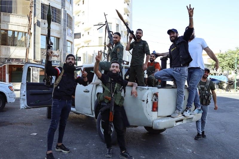تصاعد التوتر جنوب سوريا.. اشتباكات عنيفة بين مقاتلين دروز وعشائر مدعومة من النظام