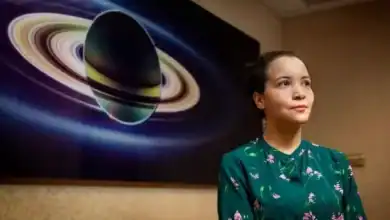 عالمة مغربية تكتشف قمراً جديداً يدور حول كوكب أورانوس