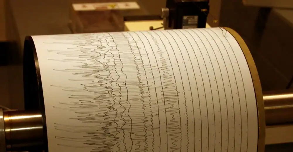 Indonésie. Un tremblement de terre de magnitude 5,8 frappe l'est du pays, faisant 29 blessés 1 إندونيسيا.. زلزال بقوة 5.8 يضرب شرق البلاد ويصيب 29 شخصًا