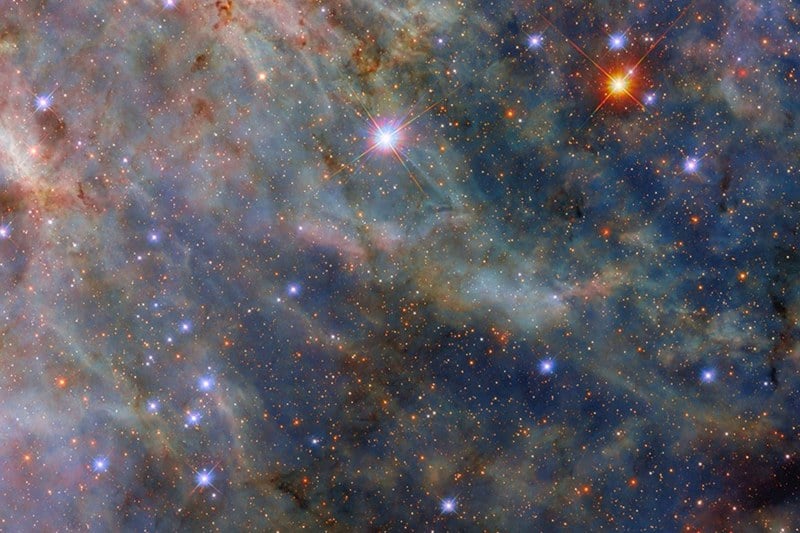 Des scientifiques documentent l'explosion d'une étoile géante après avoir tenté d'avaler un trou noir 1 علماء يوثقون انفجار نجم عملاق بعد محاولة ابتلاع ثقب أسود