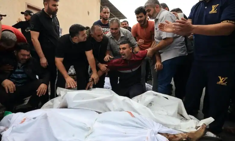 انقلاب شاحنة يودي بحياة 20 شخصاً في غزة 1 انقلاب شاحنة يودي بحياة 20 شخصاً في غزة