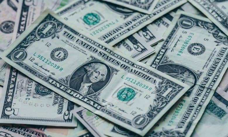 الدولار يواصل الهبوط مع ترقب بيانات التضخم في الولايات المتحدة