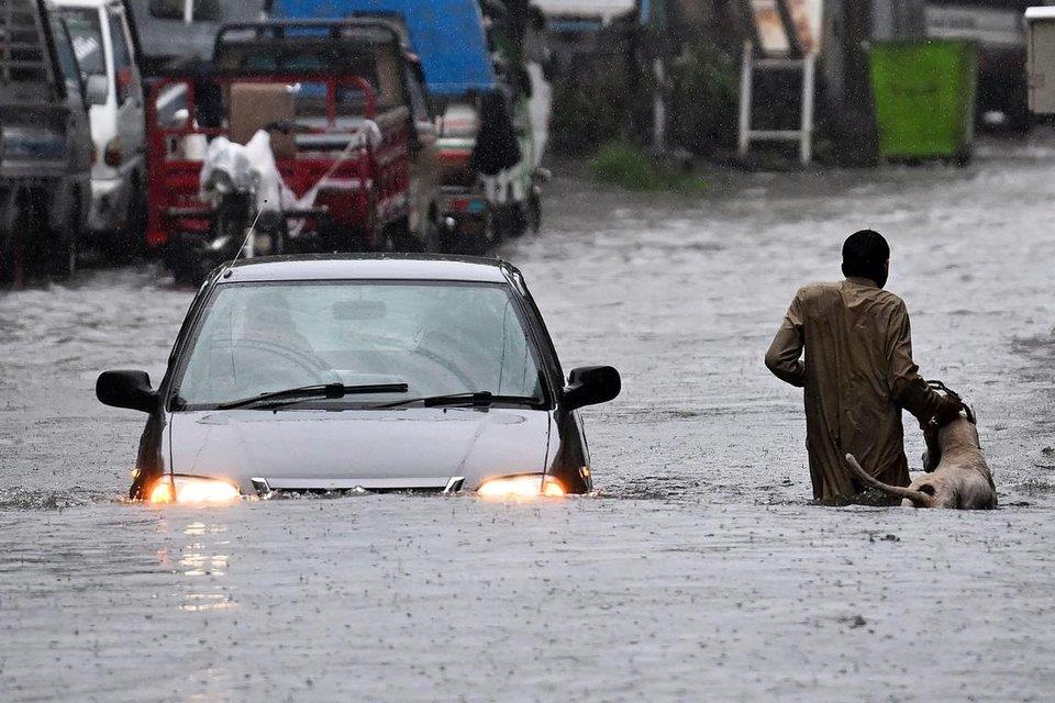Un nouveau bilan : Près de 120 morts au Pakistan suite à de fortes pluies 1 حصيلة جديدة: نحو 120 قتيلاً في باكستان بسبب الأمطار الغزيرة