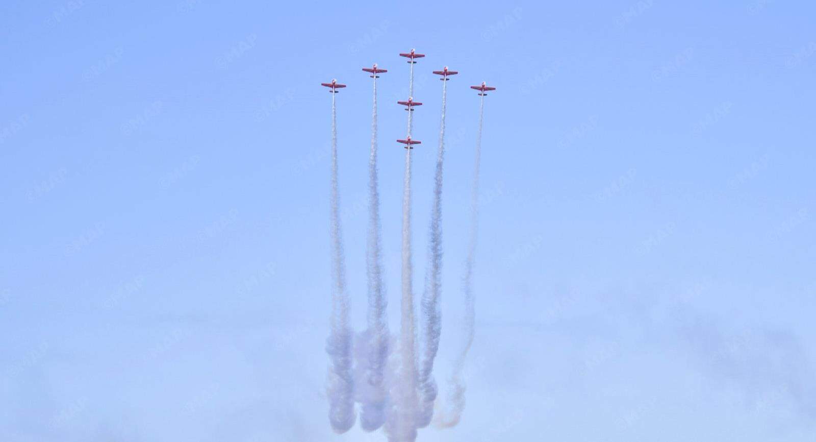 À l'occasion de la Journée de la jeunesse Le groupe d'aviation "Green March" réalise un spectacle aérien éblouissant à Madiq et Martil 1 بمناسبة عيد الشباب.. فرقة "المسيرة الخضراء" للطيران تقدم عرضًا جويًا مبهرًا في المضيق ومرتيل