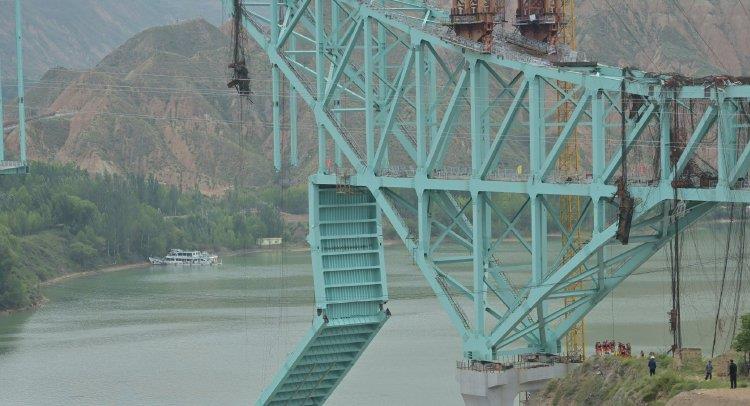 مقتل 10 عمال وفقدان 4 إثر انهيار جزئي في جسر قيد الإنشاء بالصين 1 مقتل 10 عمال وفقدان 4 إثر انهيار جزئي في جسر قيد الإنشاء بالصين