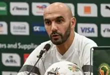 أسود الأطلس: مؤهلون لمونديال 2026 ومصممون على الفوز على زامبيا في ندولا
بتاريخ: 8 سبتمبر 2025 | الساعة: 09:37
المصدر: لو ماتان | القسم: رياضة
المغرب يواجه زامبيا بحماس وتركيز
يستعد المنتخب المغربي لكرة القدم، "أسود الأطلس"، لمواجهة نظيره الزامبي يوم الإثنين، 8 سبتمبر 2025، في تمام الساعة 14:00 بتوقيت ندولا (13:00 بتوقيت الرباط)، ضمن الجولة الثامنة من تصفيات كأس العالم 2026. على الرغم من تأهله الرسمي للمونديال بعد فوزه الكاسح على النيجر (5-0) يوم الجمعة، أكد المدرب وليد الركراكي أن فريقه سيخوض المباراة بعزيمة الفوز، مع التركيز على إعداد اللاعبين لكأس إفريقيا 2025.
تصريحات الركراكي
خلال المؤتمر الصحفي الذي عُقد يوم الأحد في ندولا، أوضح الركراكي استراتيجيته:

«نحترم جميع المنافسين، وسنواجه زامبيا بهدف تحقيق الفوز».
«لن نلعب بنفس التشكيلة التي واجهت النيجر، هذه فرصة لإعطاء اللاعبين الجدد فرصة إثبات أنفسهم، مع الحفاظ على الديناميكية الإيجابية».
«مواجهة زامبيا لها أهمية استراتيجية، حيث سنلتقي بهم في نفس المجموعة بكأس إفريقيا 2025. لا نريد الكشف عن كل أوراقنا، لكننا سنلعب بجدية».

تحضيرات وأهداف

التأهل المبكر: ضمن المغرب تأهله لكأس العالم 2026 بعد فوزه الساحق على النيجر، محققًا 18 نقطة من 6 انتصارات في المجموعة الخامسة، متقدمًا على تنزانيا (10 نقاط)، زامبيا والنيجر (6 نقاط لكل منهما)، والكونغو (نقطة واحدة).
تجربة الوجوه الجديدة: يسعى الركراكي لإشراك لاعبين جدد مثل نائل العيناوي وشمس الدين الطالبي لاختبار جاهزيتهم قبل كأس إفريقيا 2025، التي ستستضيفها المغرب.
الإعداد لكأس إفريقيا: أكد الركراكي أن «القائمة النهائية للاعبين ستكون حاسمة. الجميع يطمح للتواجد فيها، ولا مجال للخطأ في اختياراتي».

التشكيلة المتوقعة
من المتوقع أن يجري الركراكي تغييرات على التشكيلة التي واجهت النيجر، مع إشراك لاعبين احتياطيين لإراحة الأساسيين:

الحارس: المهدي الحرار (بديلًا لياسين بونو).
الدفاع: يونس عبد الحميد، نايف أكرد، عبد الكبير عبقار، سفيان الكرواني.
الوسط: نائل العيناوي، إسماعيل الصيباري، بلال الخنوس.
الهجوم: حمزة إيغامان، أيوب الكعبي، إلياس أخوماش.

أهمية المباراة

اختبار تكتيكي: المباراة تمثل فرصة لتجربة خطط جديدة وتقييم أداء اللاعبين الشباب أمام فريق قوي مثل زامبيا، التي تسعى لتأكيد مكانتها في القارة.
الديناميكية الإيجابية: يهدف المغرب للحفاظ على سجله خاليًا من الهزائم في التصفيات، معززًا طموحه للمنافسة على لقب كأس إفريقيا 2025.
التاريخ: هذه هي المشاركة السابعة للمغرب في المونديال، والثالثة على التوالي، بعد إنجاز نصف نهائي 2022.

القنوات الناقلة

الرياضية المغربية (Arryadia): التردد 11513 عمودي على نايل سات.
beIN Sports: قنوات مشفرة في المنطقة العربية.
SSC Sports: التردد 12418 أفقي على عرب سات.
منصة Shahid VIP: بث رقمي مباشر.