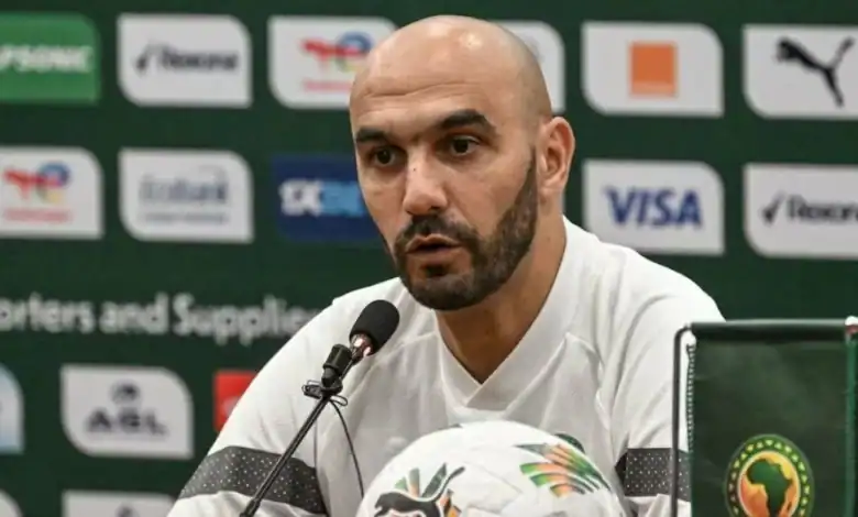 Les Lions de l'Atlas : Les qualifiés pour la Coupe du Monde 2026 déterminés à battre la Zambie à Ndola 1 أسود الأطلس: مؤهلون لمونديال 2026 ومصممون على الفوز على زامبيا في ندولا
بتاريخ: 8 سبتمبر 2025 | الساعة: 09:37
المصدر: لو ماتان | القسم: رياضة
المغرب يواجه زامبيا بحماس وتركيز
يستعد المنتخب المغربي لكرة القدم، "أسود الأطلس"، لمواجهة نظيره الزامبي يوم الإثنين، 8 سبتمبر 2025، في تمام الساعة 14:00 بتوقيت ندولا (13:00 بتوقيت الرباط)، ضمن الجولة الثامنة من تصفيات كأس العالم 2026. على الرغم من تأهله الرسمي للمونديال بعد فوزه الكاسح على النيجر (5-0) يوم الجمعة، أكد المدرب وليد الركراكي أن فريقه سيخوض المباراة بعزيمة الفوز، مع التركيز على إعداد اللاعبين لكأس إفريقيا 2025.
تصريحات الركراكي
خلال المؤتمر الصحفي الذي عُقد يوم الأحد في ندولا، أوضح الركراكي استراتيجيته:
«نحترم جميع المنافسين، وسنواجه زامبيا بهدف تحقيق الفوز».
«لن نلعب بنفس التشكيلة التي واجهت النيجر، هذه فرصة لإعطاء اللاعبين الجدد فرصة إثبات أنفسهم، مع الحفاظ على الديناميكية الإيجابية».
«مواجهة زامبيا لها أهمية استراتيجية، حيث سنلتقي بهم في نفس المجموعة بكأس إفريقيا 2025. لا نريد الكشف عن كل أوراقنا، لكننا سنلعب بجدية».
تحضيرات وأهداف
التأهل المبكر: ضمن المغرب تأهله لكأس العالم 2026 بعد فوزه الساحق على النيجر، محققًا 18 نقطة من 6 انتصارات في المجموعة الخامسة، متقدمًا على تنزانيا (10 نقاط)، زامبيا والنيجر (6 نقاط لكل منهما)، والكونغو (نقطة واحدة).
تجربة الوجوه الجديدة: يسعى الركراكي لإشراك لاعبين جدد مثل نائل العيناوي وشمس الدين الطالبي لاختبار جاهزيتهم قبل كأس إفريقيا 2025، التي ستستضيفها المغرب.
الإعداد لكأس إفريقيا: أكد الركراكي أن «القائمة النهائية للاعبين ستكون حاسمة. الجميع يطمح للتواجد فيها، ولا مجال للخطأ في اختياراتي».
التشكيلة المتوقعة
من المتوقع أن يجري الركراكي تغييرات على التشكيلة التي واجهت النيجر، مع إشراك لاعبين احتياطيين لإراحة الأساسيين:
الحارس: المهدي الحرار (بديلًا لياسين بونو).
الدفاع: يونس عبد الحميد، نايف أكرد، عبد الكبير عبقار، سفيان الكرواني.
الوسط: نائل العيناوي، إسماعيل الصيباري، بلال الخنوس.
الهجوم: حمزة إيغامان، أيوب الكعبي، إلياس أخوماش.
أهمية المباراة
اختبار تكتيكي: المباراة تمثل فرصة لتجربة خطط جديدة وتقييم أداء اللاعبين الشباب أمام فريق قوي مثل زامبيا، التي تسعى لتأكيد مكانتها في القارة.
الديناميكية الإيجابية: يهدف المغرب للحفاظ على سجله خاليًا من الهزائم في التصفيات، معززًا طموحه للمنافسة على لقب كأس إفريقيا 2025.
التاريخ: هذه هي المشاركة السابعة للمغرب في المونديال، والثالثة على التوالي، بعد إنجاز نصف نهائي 2022.
القنوات الناقلة
الرياضية المغربية (Arryadia): التردد 11513 عمودي على نايل سات.
beIN Sports: قنوات مشفرة في المنطقة العربية.
SSC Sports: التردد 12418 أفقي على عرب سات.
منصة Shahid VIP: بث رقمي مباشر.