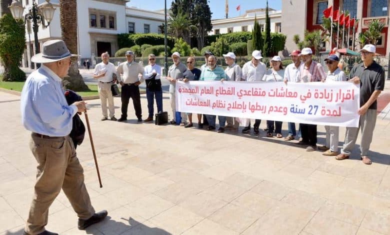 Les retraités manifestent devant le parlement pour réclamer des pensions plus élevées 1 متقاعدون يحتجون أمام البرلمان ويطالبون برفع المعاشات