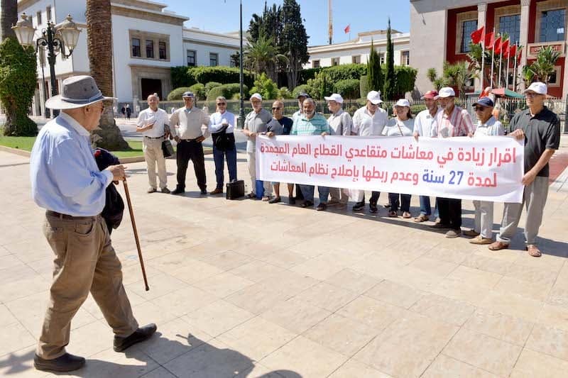 متقاعدون يحتجون أمام البرلمان ويطالبون برفع المعاشات