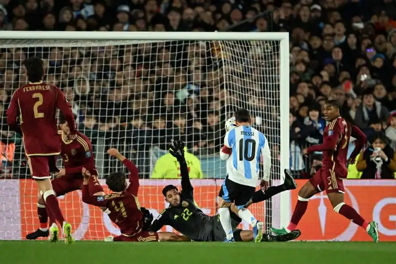 Messi brille et l'Argentine écrase le Venezuela dans un match de qualification pour la Coupe du monde 2026 1 ليونيل ميسي يتألق بثنائية ويقود الأرجنتين لفوز 3-0 على فنزويلا في تصفيات مونديال 2026. تعرف على تفاصيل المباراة!