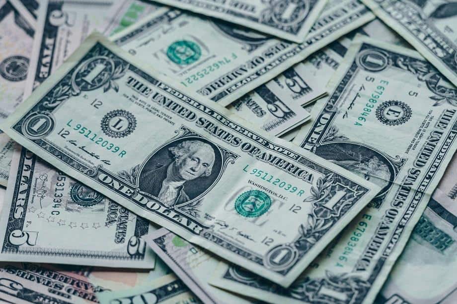 Le dollar tombe à son plus bas niveau depuis sept semaines en raison des attentes d'une baisse des taux d'intérêt 1 تراجع الدولار إلى أدنى مستوياته في سبعة أسابيع مع توقعات بخفض الفائدة
