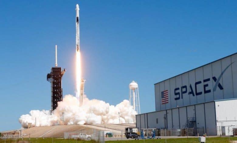 "SpaceX envoie 24 nouveaux satellites Starlink en orbite terrestre 1 "سبيس إكس" ترسل 24 قمرًا صناعيًا جديدًا من "ستارلينك" إلى المدار الأرضي
