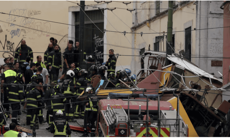 Le Portugal en deuil après un tragique accident de train de montagne dans le centre de Lisbonne 1 البرتغال في حداد بعد حادث قطار جبلي مأساوي بوسط لشبونة