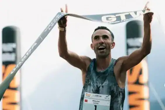 Le Marocain Al Hussein Al Azzaoui couronné champion du monde de Golden Trail 1 المغربي الحسين العزاوي يتوج بطلاً للعالم في سلسلة “غولدن تريل”