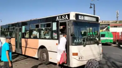 الحوز: امرأة تلد توأماً على متن حافلة وسط تضامن الركاب