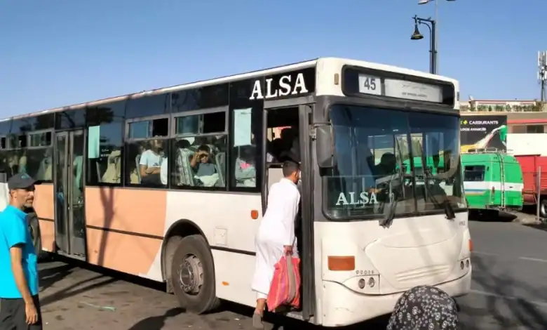 الحوز: امرأة تلد توأماً على متن حافلة وسط تضامن الركاب