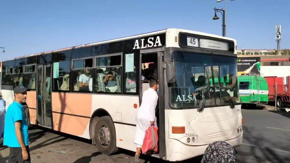 الحوز: امرأة تلد توأماً على متن حافلة وسط تضامن الركاب
