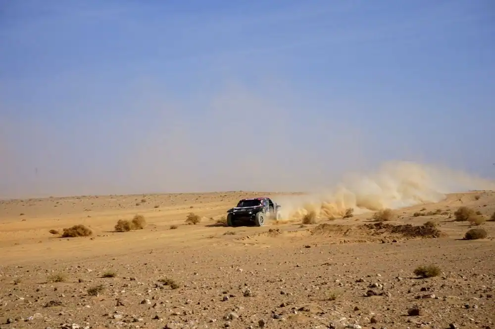 Rallye du Maroc 2025 : Loeb en tête de la catégorie auto et Sanders en tête de la catégorie moto lors de la première étape 1 رالي المغرب 2025: لوِب يتصدر فئة السيارات وساندرز يفوز بفئة الدراجات في المرحلة الأولى