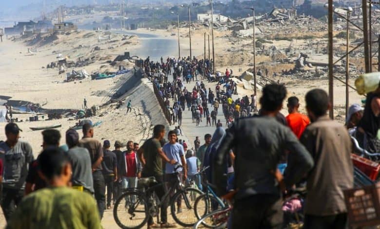 Des milliers de Palestiniens retournent dans le nord de la bande de Gaza à la suite de l'entrée en vigueur de la trêve 1 آلاف الفلسطينيين يعودون إلى شمال غزة بعد دخول الهدنة حيّز التنفيذ