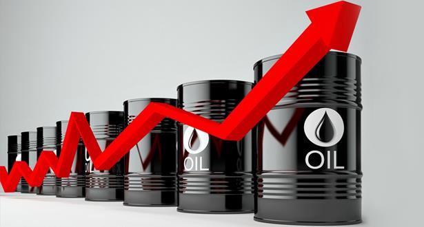 Les prix du pétrole chutent en raison des prévisions d'offre excédentaire 1 انخفاض أسعار النفط مع توقعات بوجود فائض في المعروض