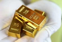 الذهب يرتفع بدعم من تراجع الدولار وترقب المحادثات الأمريكية الصينية