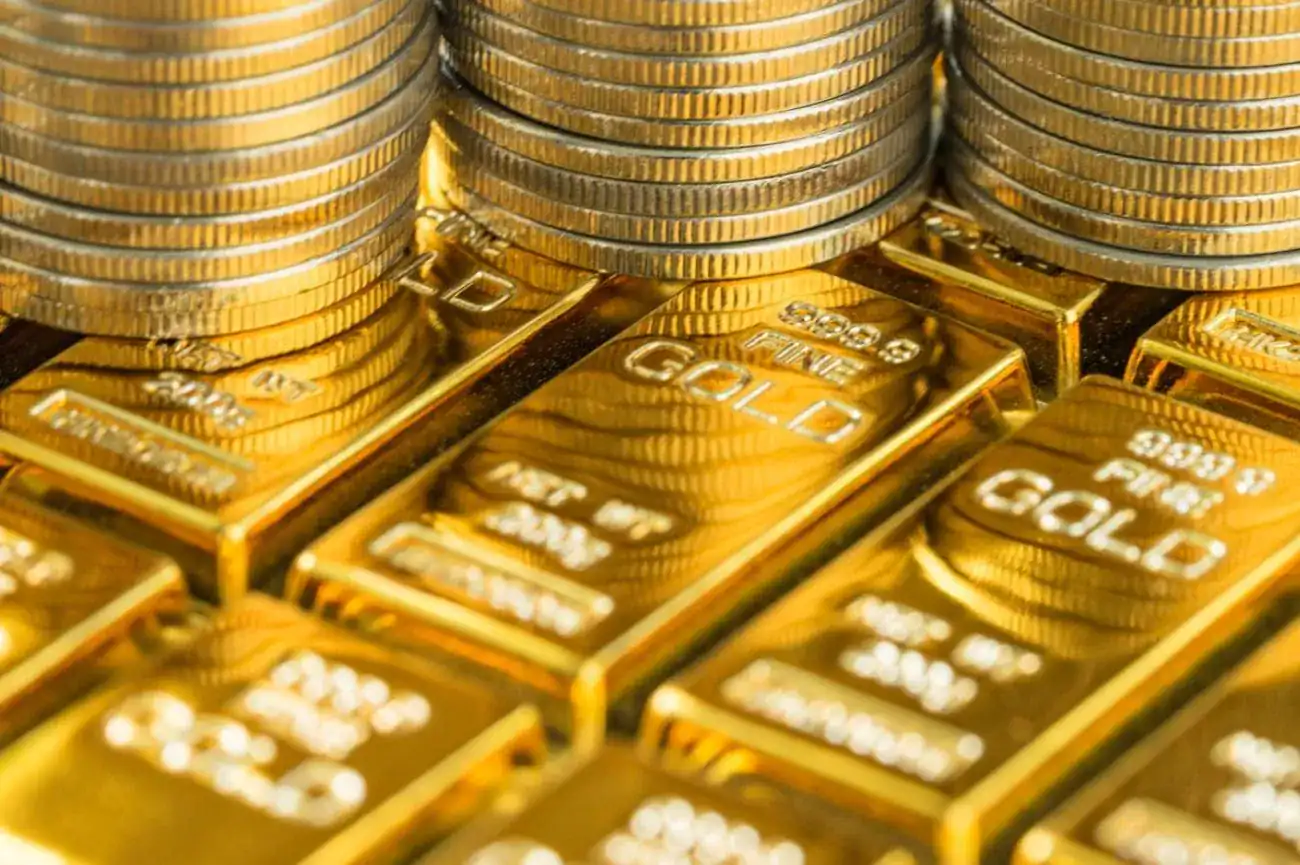L'or recule en raison de la hausse du dollar et de l'affaiblissement des prévisions de réduction de la production. 1 الذهب يتراجع مع صعود الدولار وتراجع رهانات الخفض