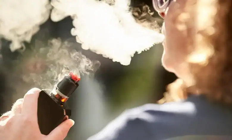 Une alternative qui n'est pas sans danger Une étude révèle l'envers du décor des e-cigarettes 1 ليست بديلاً آمناً.. دراسة تكشف الوجه الآخر للسجائر الإلكترونية