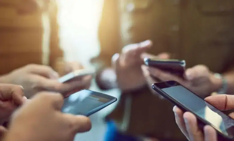 الحد الأدنى لسن استخدام شبكات التواصل 16 عامًا: قرار أوروبي لفرملة الإدمان الرقمي عند القاصرين