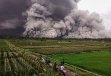 ثوران بركان سيميرو يجبر مئات السكان على النزوح في إندونيسيا