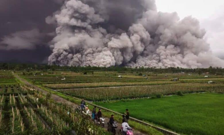 ثوران بركان سيميرو يجبر مئات السكان على النزوح في إندونيسيا