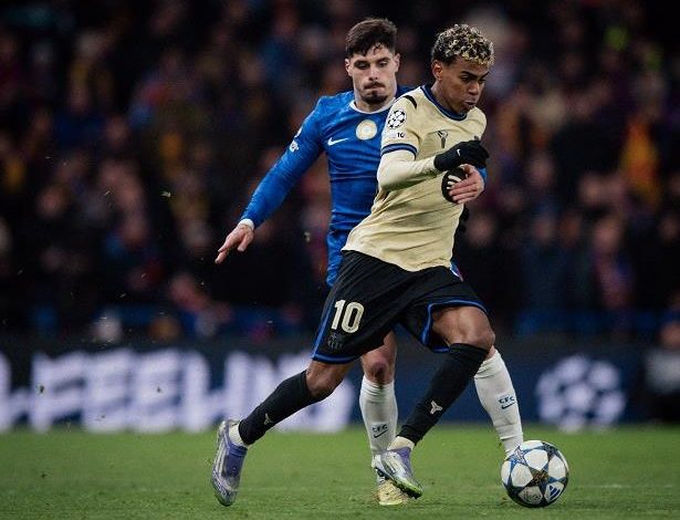 تشلسي يستغل النقص العددي لبرشلونة ويحقق انتصارًا ساحقًا بثلاثية