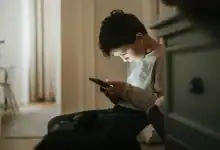 إعطاء الطفل هاتفاً قبل 12 عاماً قد يفتح باباً لمشكلات خطيرة